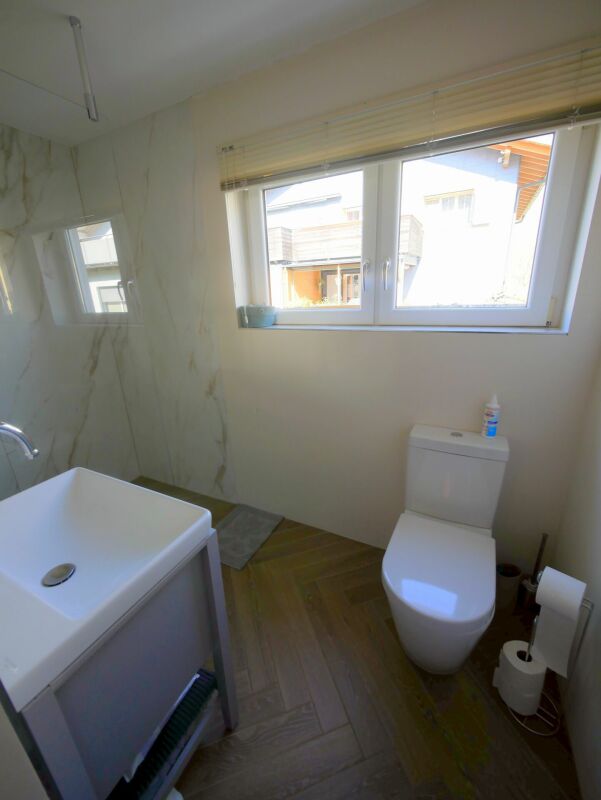 Helles Gäste-WC mit Fenster