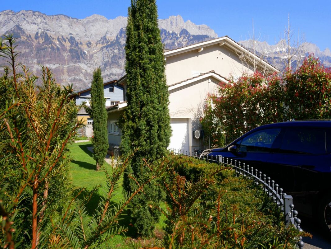 Haus mit Garten und Bergblick