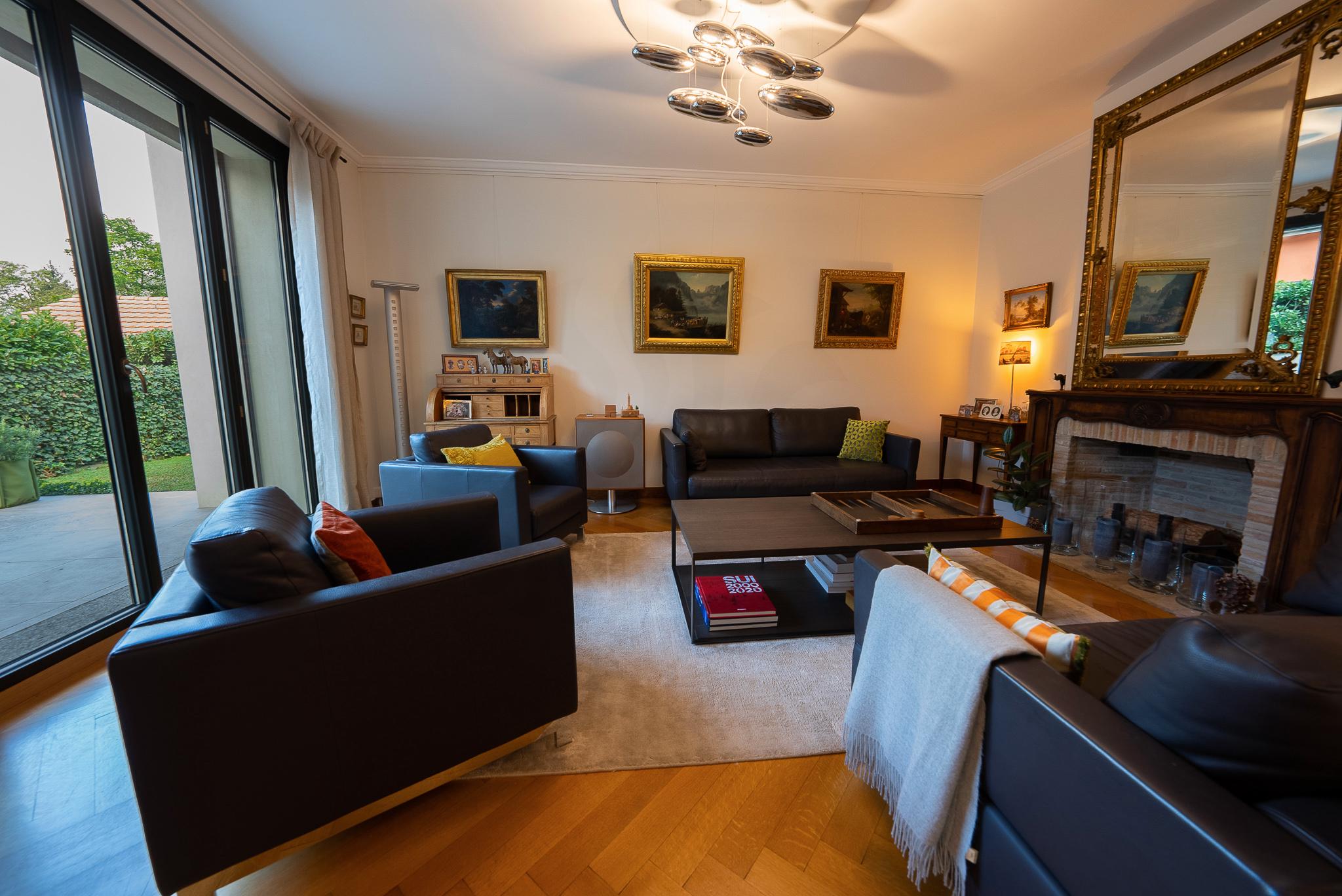 Elegantes Wohnzimmer mit Kamin und Gartenblick