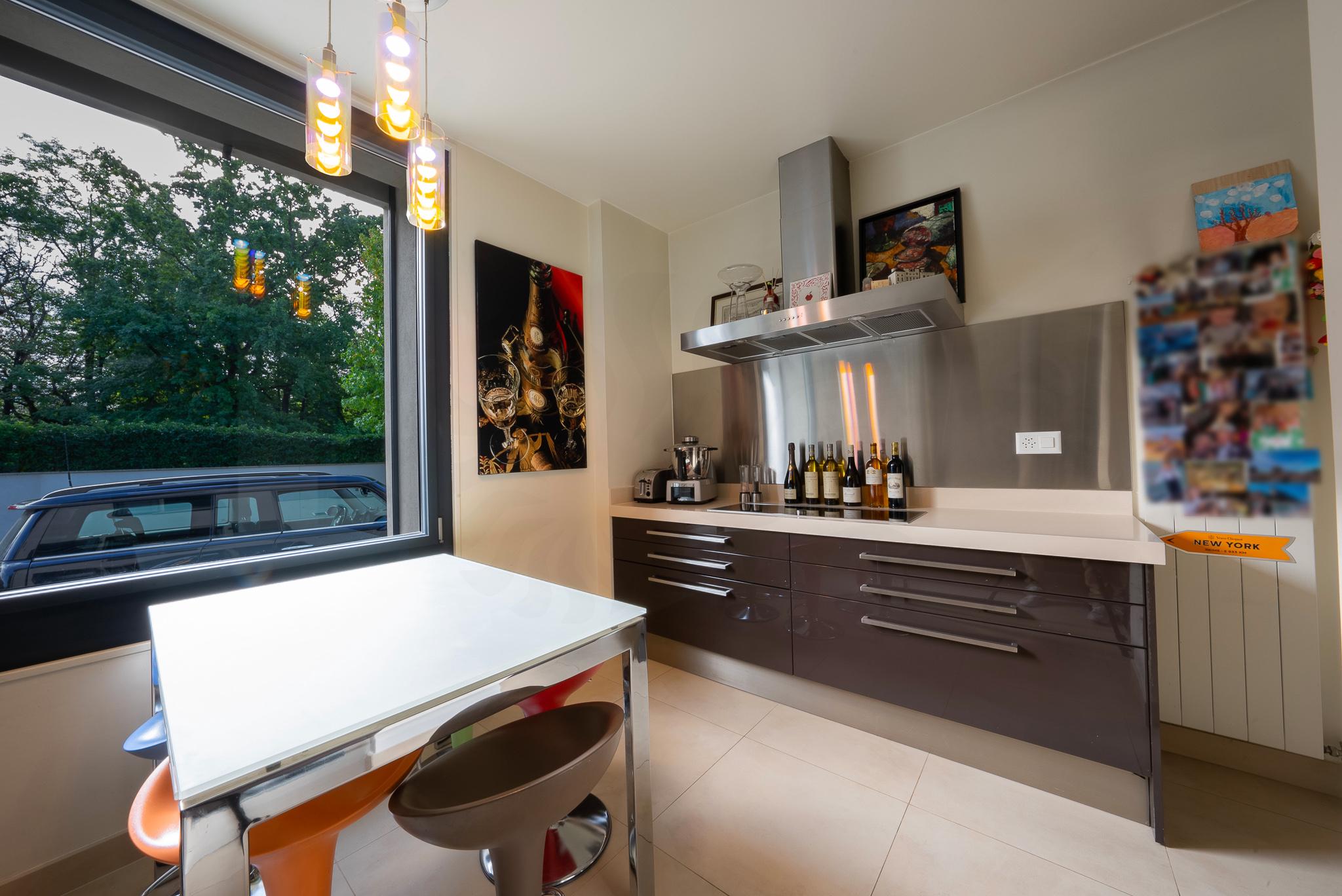 Moderne Küche mit großem Fenster