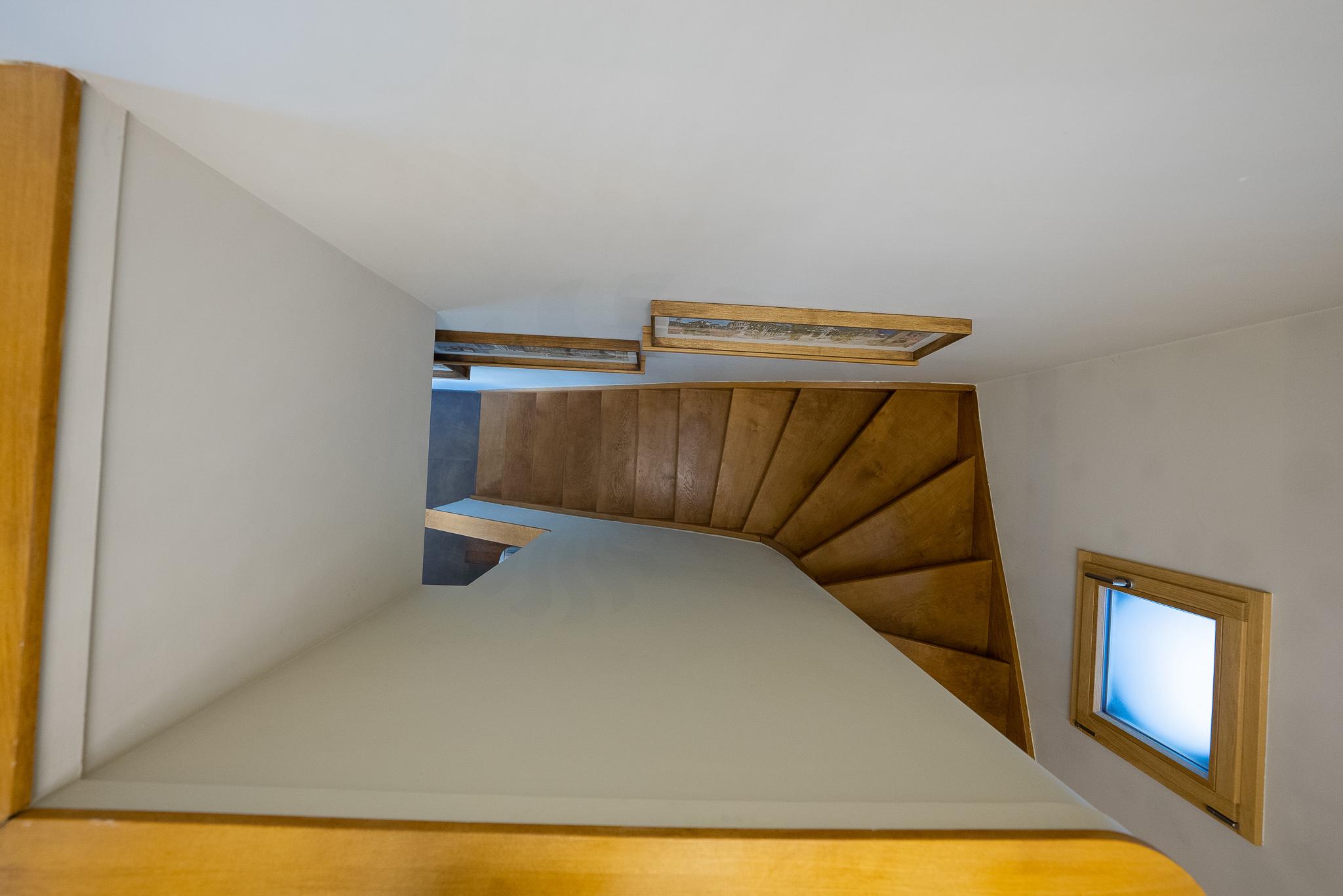 Treppe mit Holzverkleidung