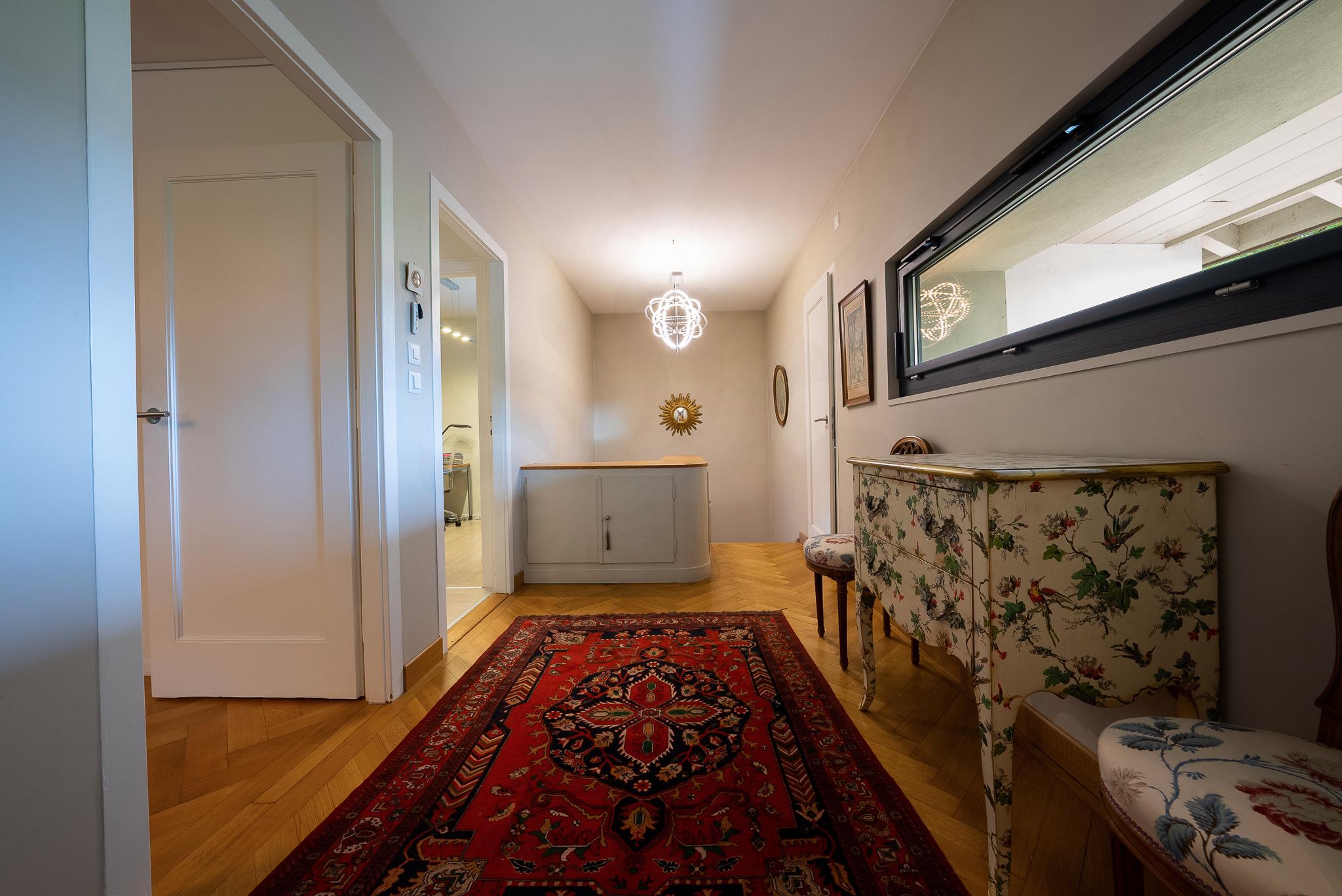 Eleganter Flur mit Teppich und Sideboard