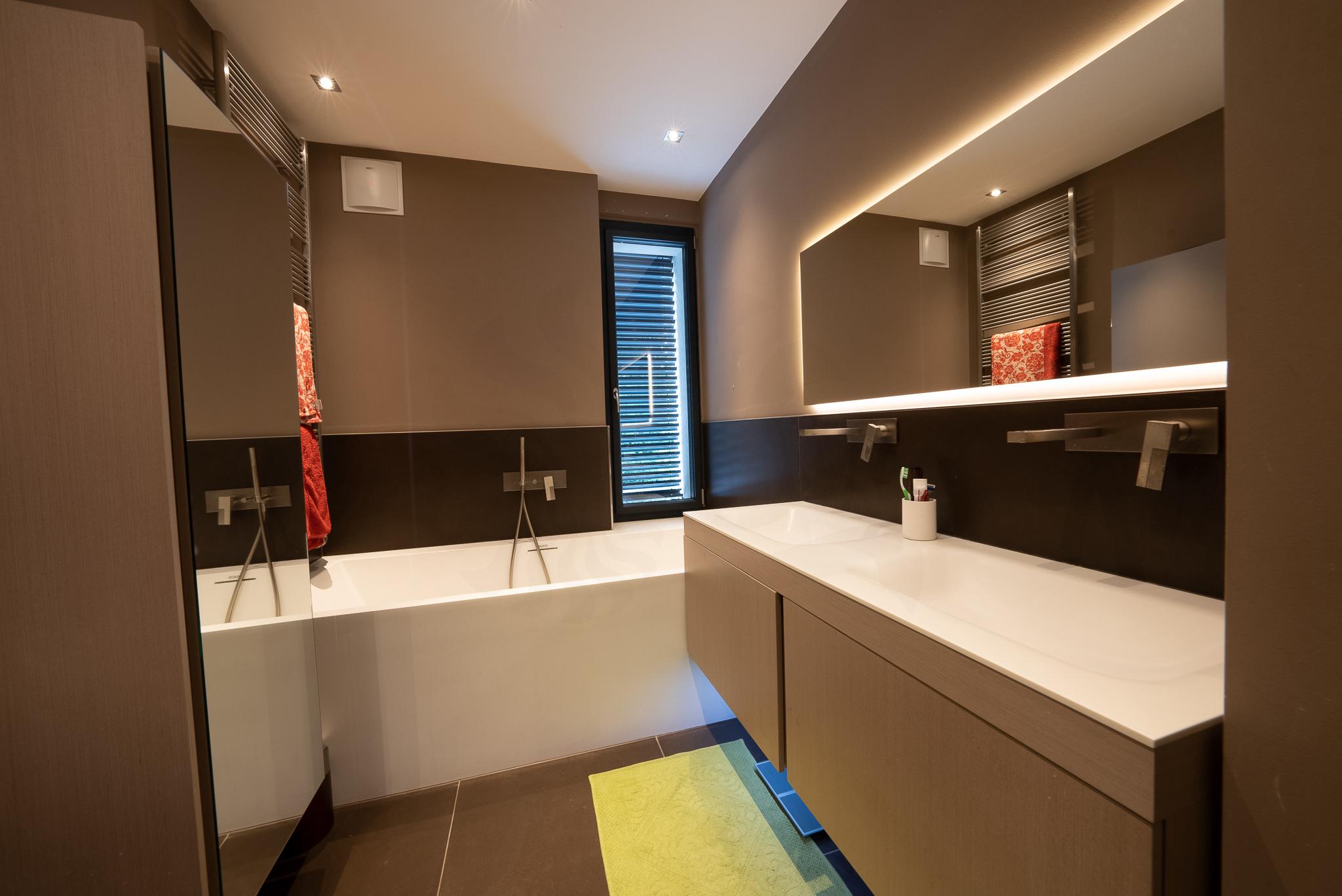 Modernes Badezimmer mit Wanne und Doppelwaschtisch