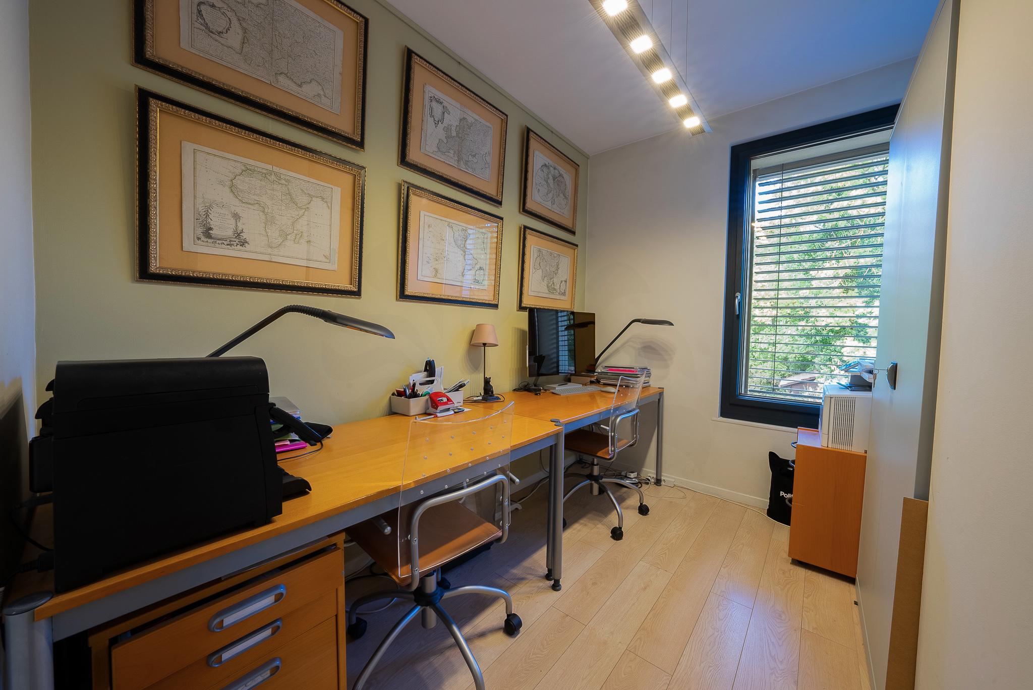 Arbeitszimmer mit Schreibtischzeile