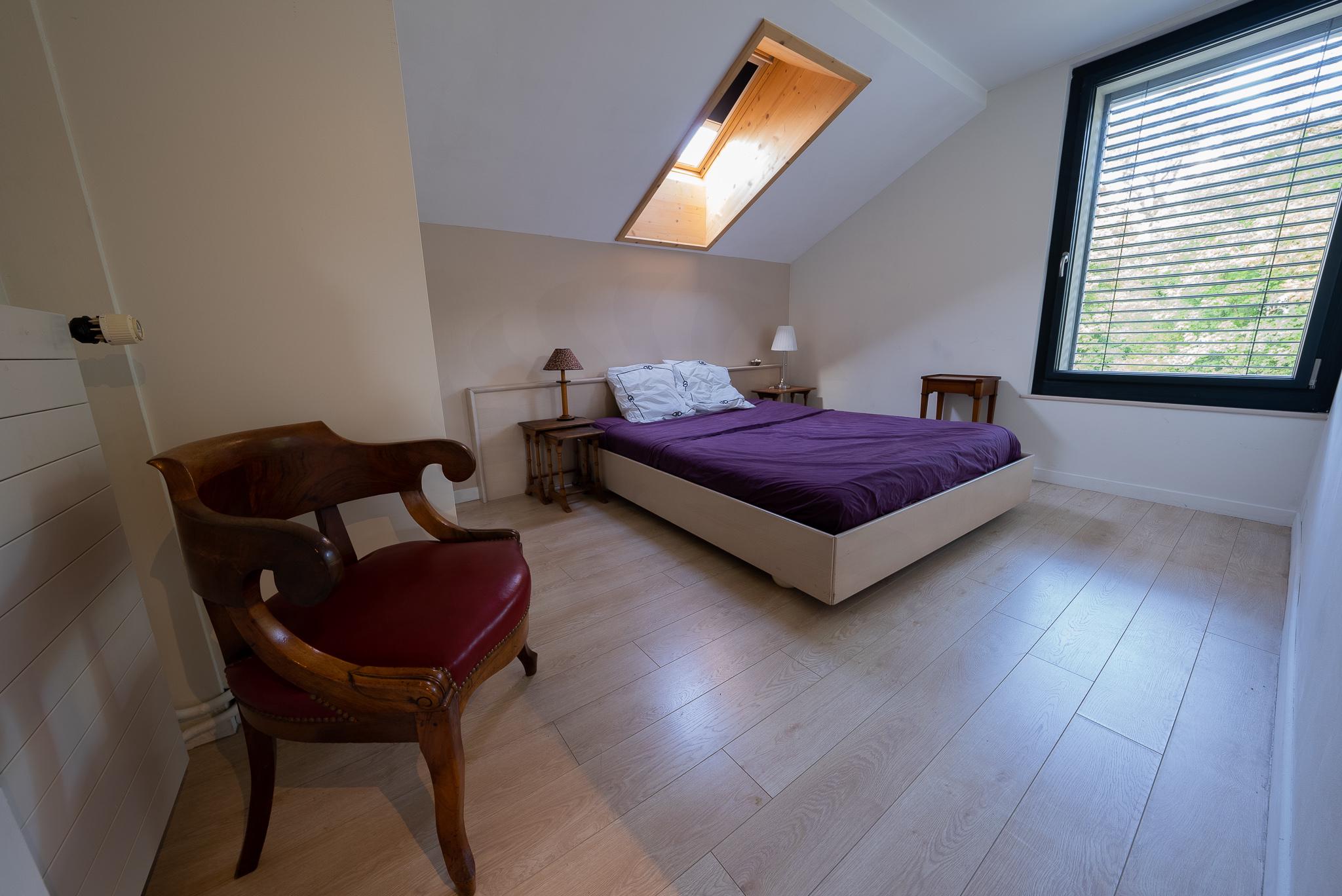 Helles Schlafzimmer mit Dachfenster