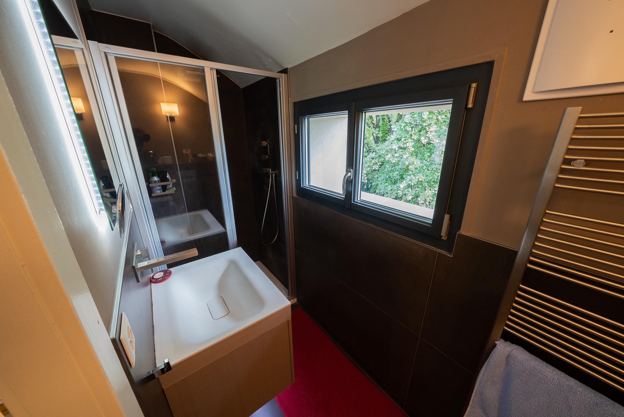 Modernes Bad mit Fenster und Waschtisch