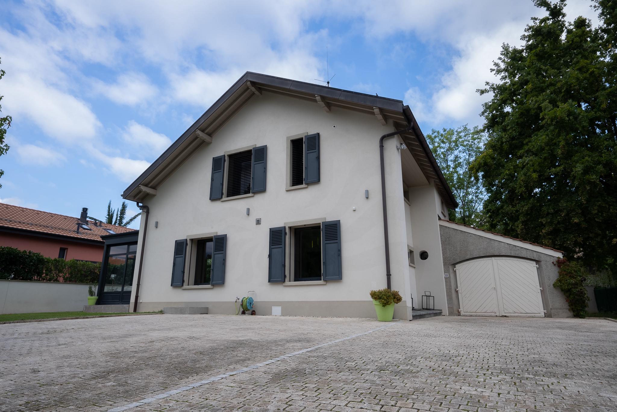 Einfamilienhaus mit Satteldach und Hofeinfahrt
