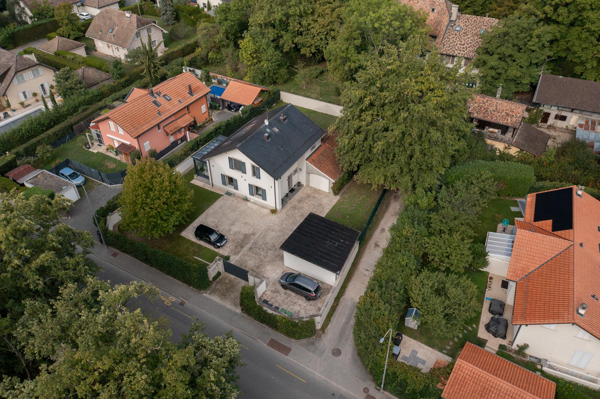 Luftaufnahme eines Wohnhauses mit Garten und Garage