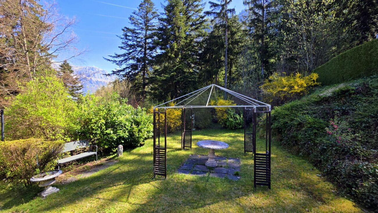 Garten mit Pavillon und Sitzplatz