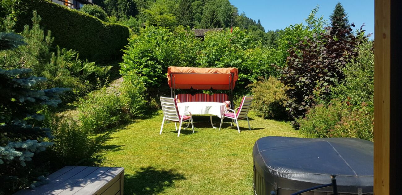 Garten mit Sitzgruppe und Whirlpool