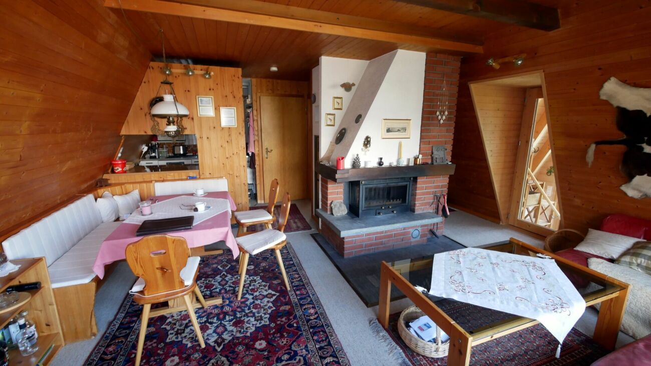 Gemütlicher Wohnraum in Holzoptik mit Kamin