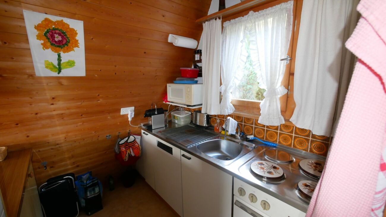Kleine Küchenzeile mit Holzverkleidung