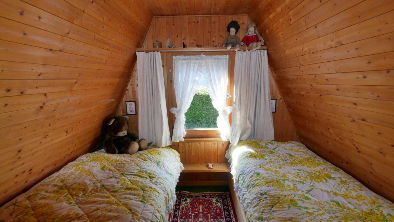 Gemütliches Holz-Schlafzimmer im Dachraum