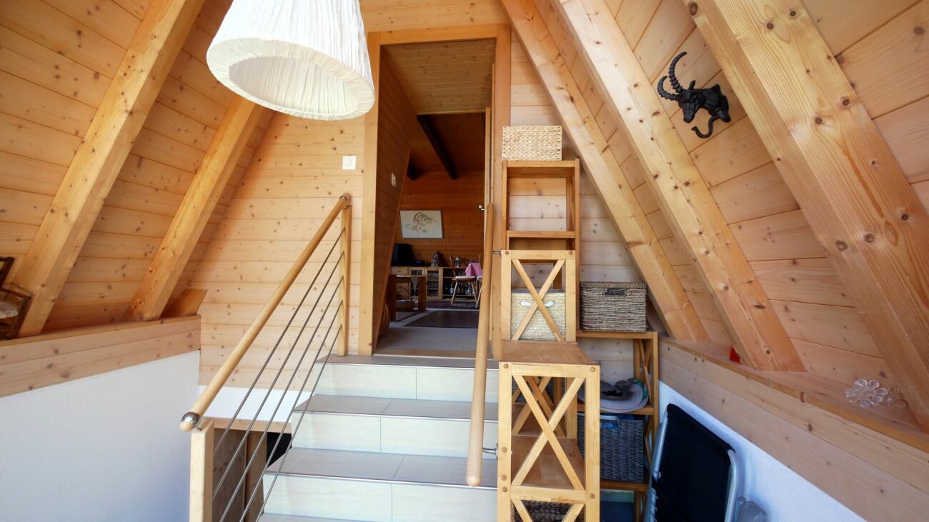Holzverkleideter Dachraum mit Treppe