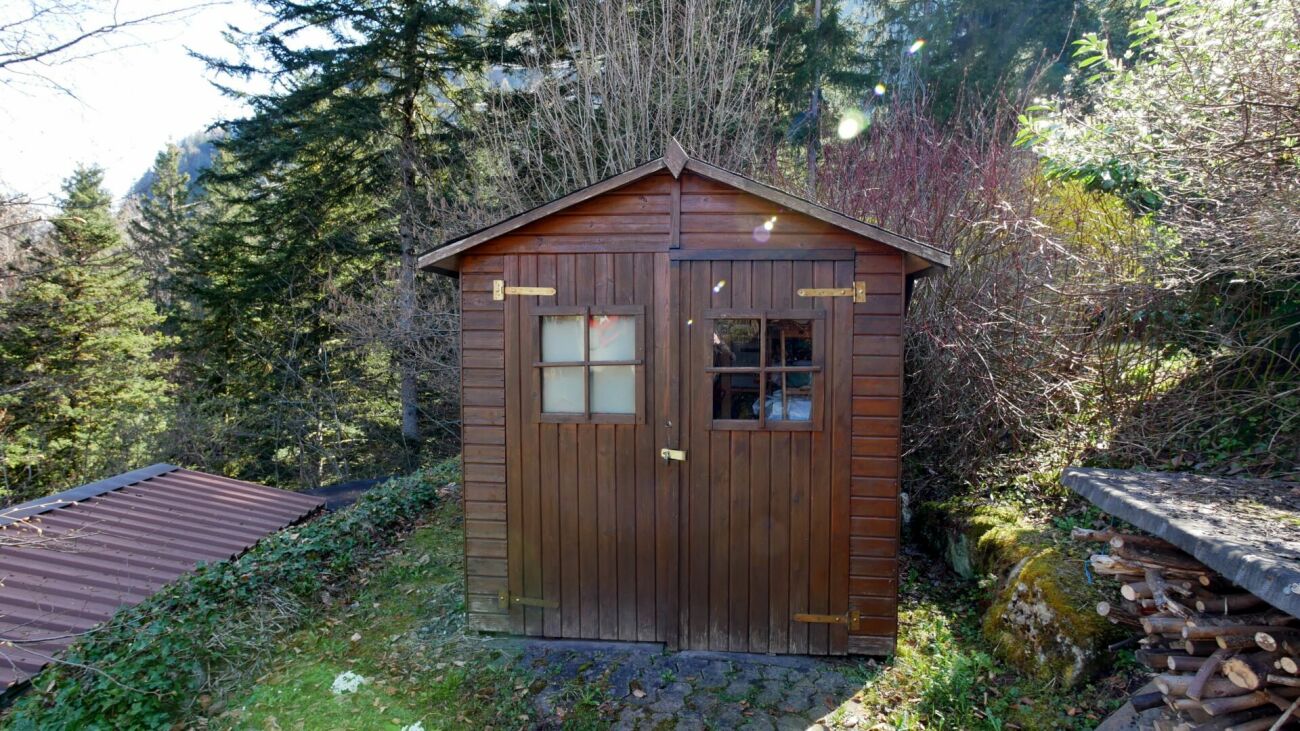 Holz-Gartenhaus im Wald