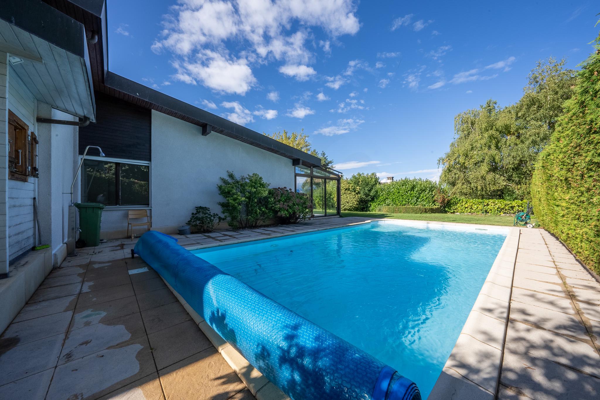 Außenbereich mit Pool und Garten