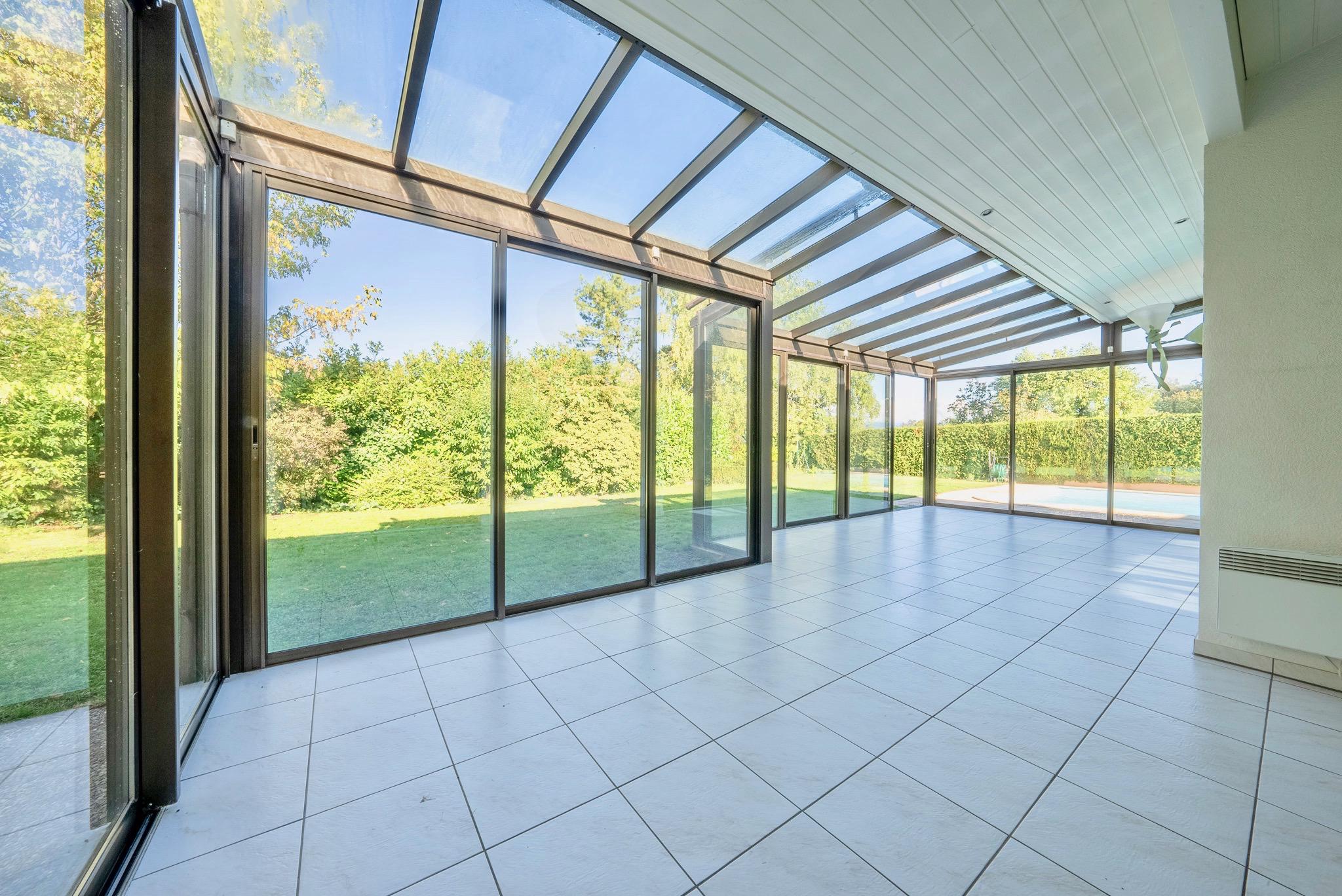 Verglaste Veranda mit Gartenblick