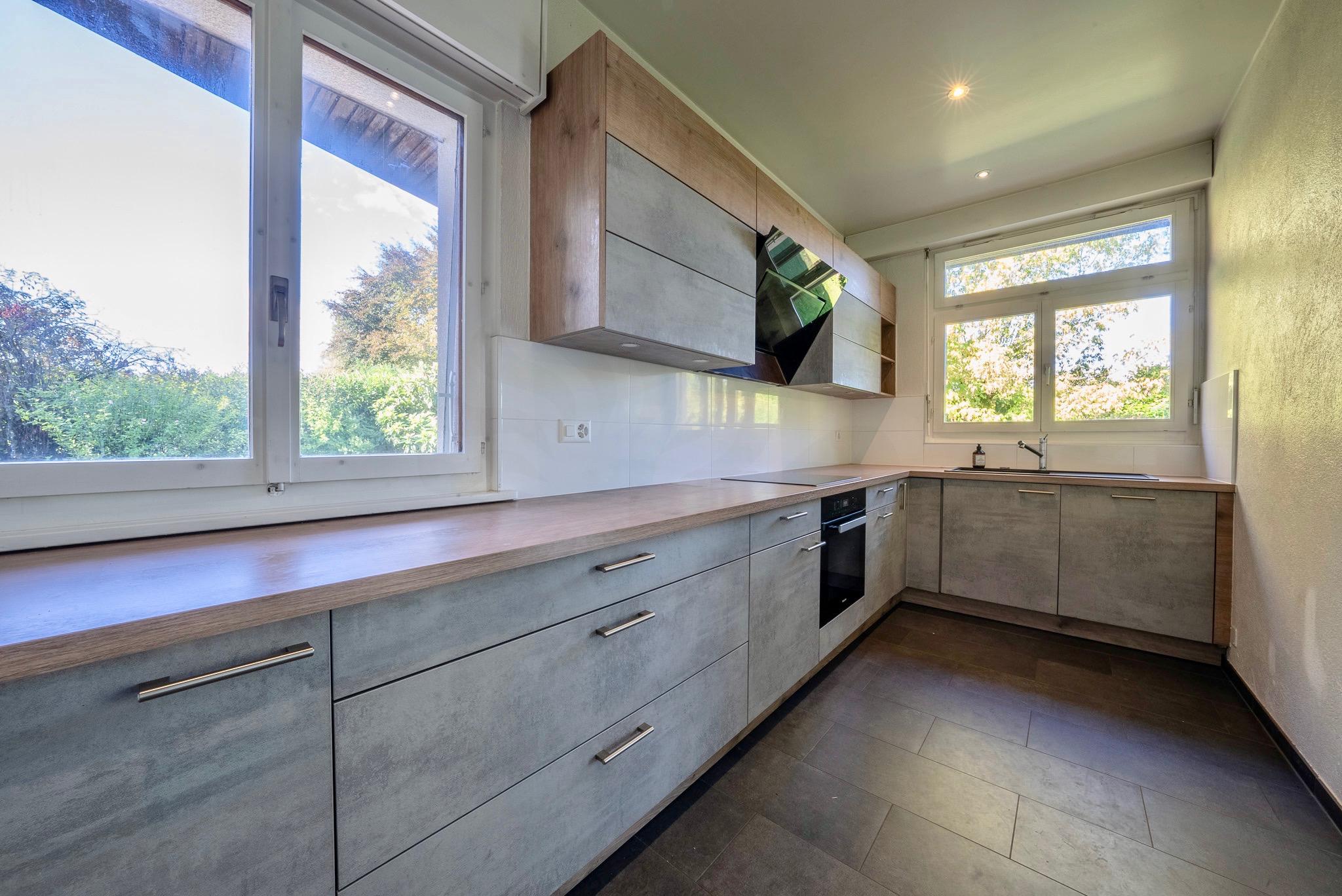 Moderne Küche mit Holz- und Betonoptik