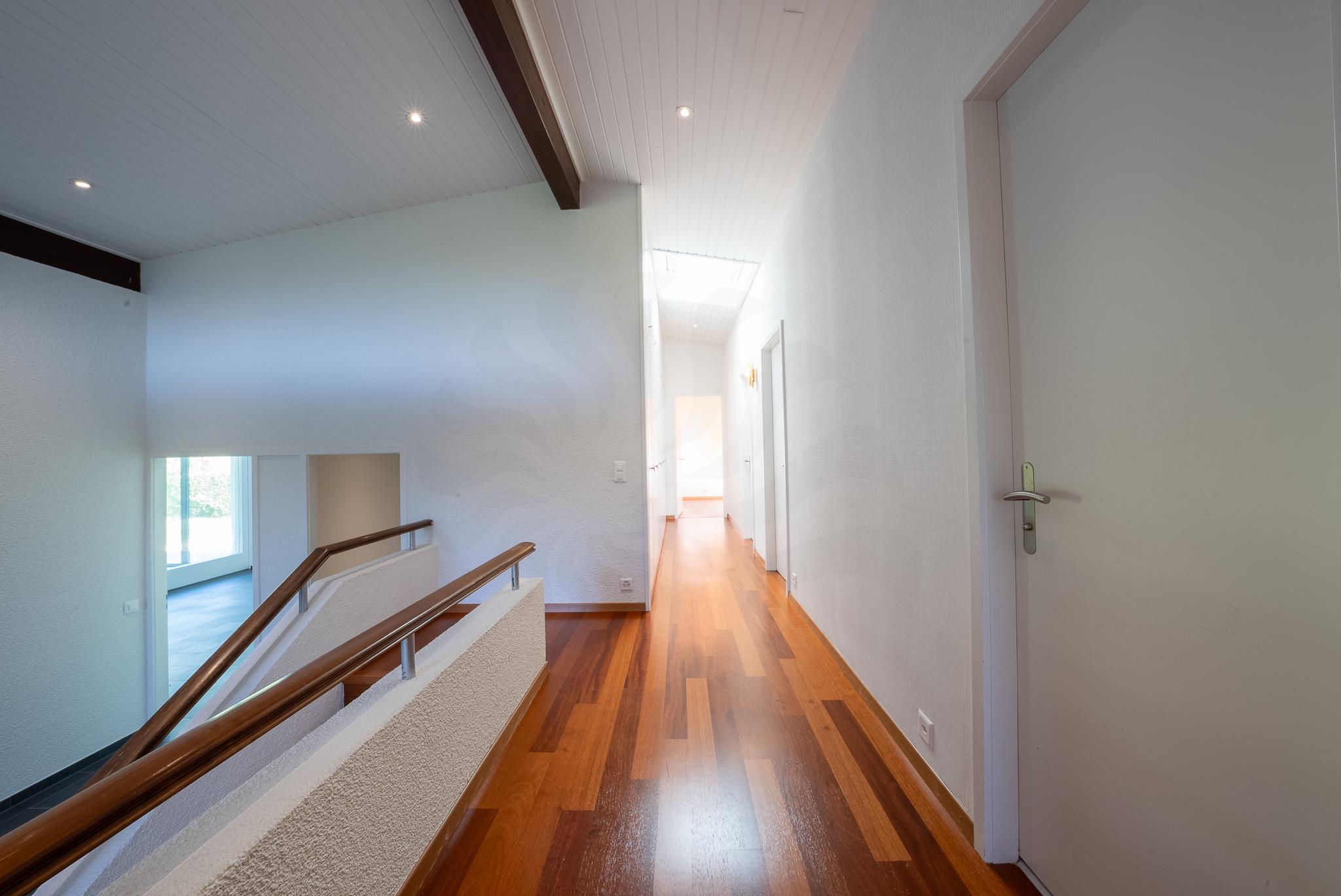 Heller Flur mit Treppe