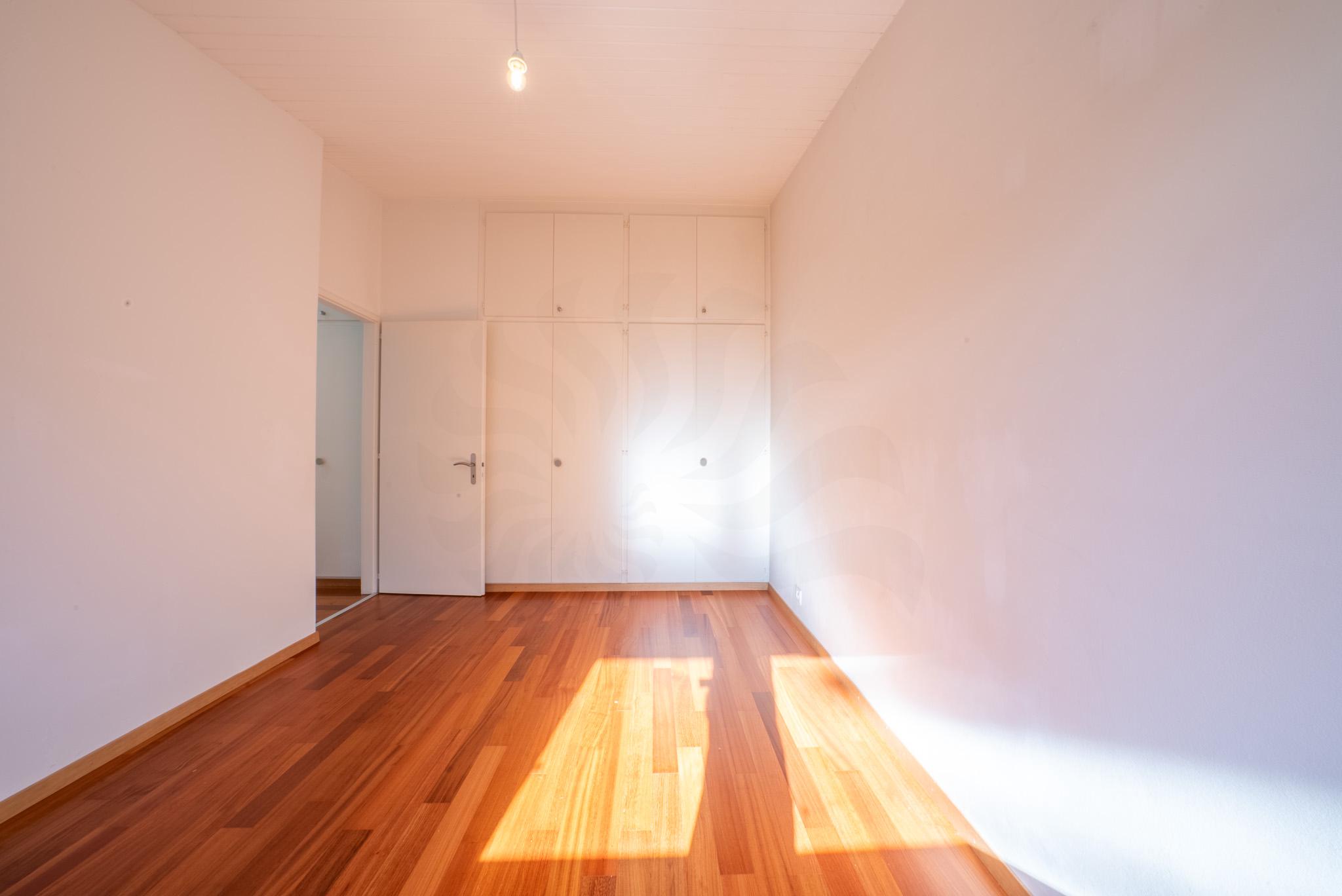 Helles, schmales Schlafzimmer mit Einbauschrank