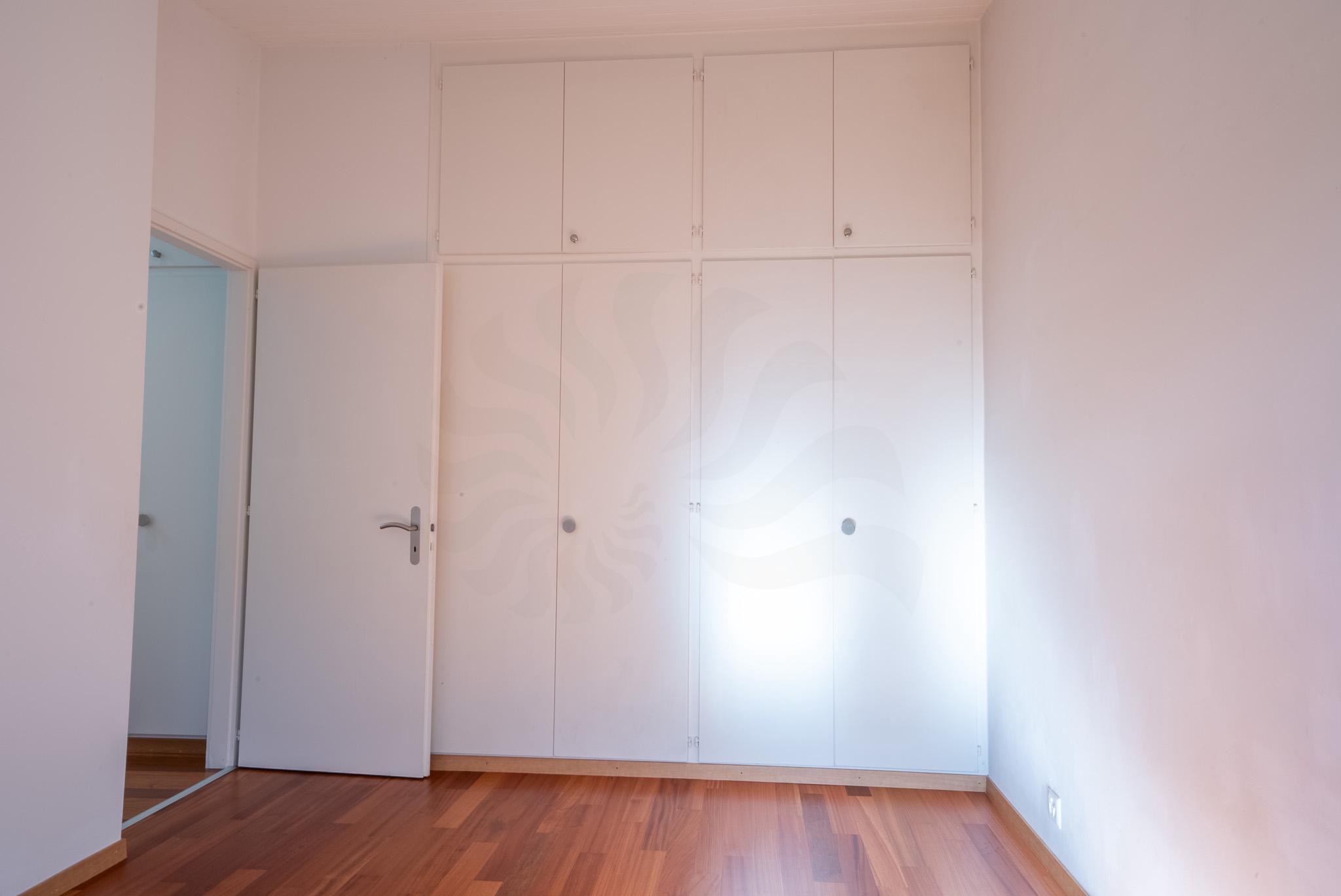Helles Zimmer mit Einbauschrank