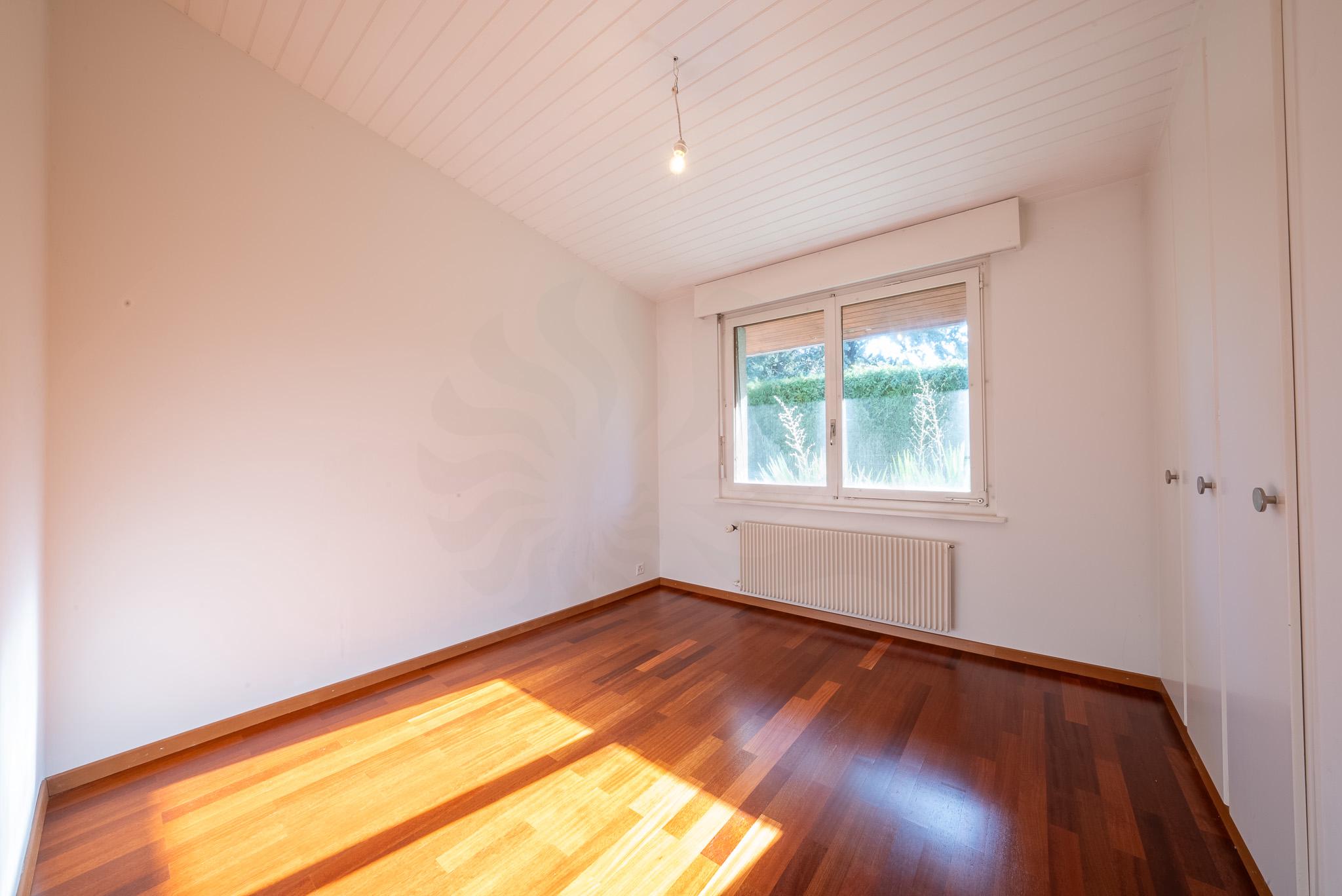 Leeres Zimmer mit Holzboden und Fenster