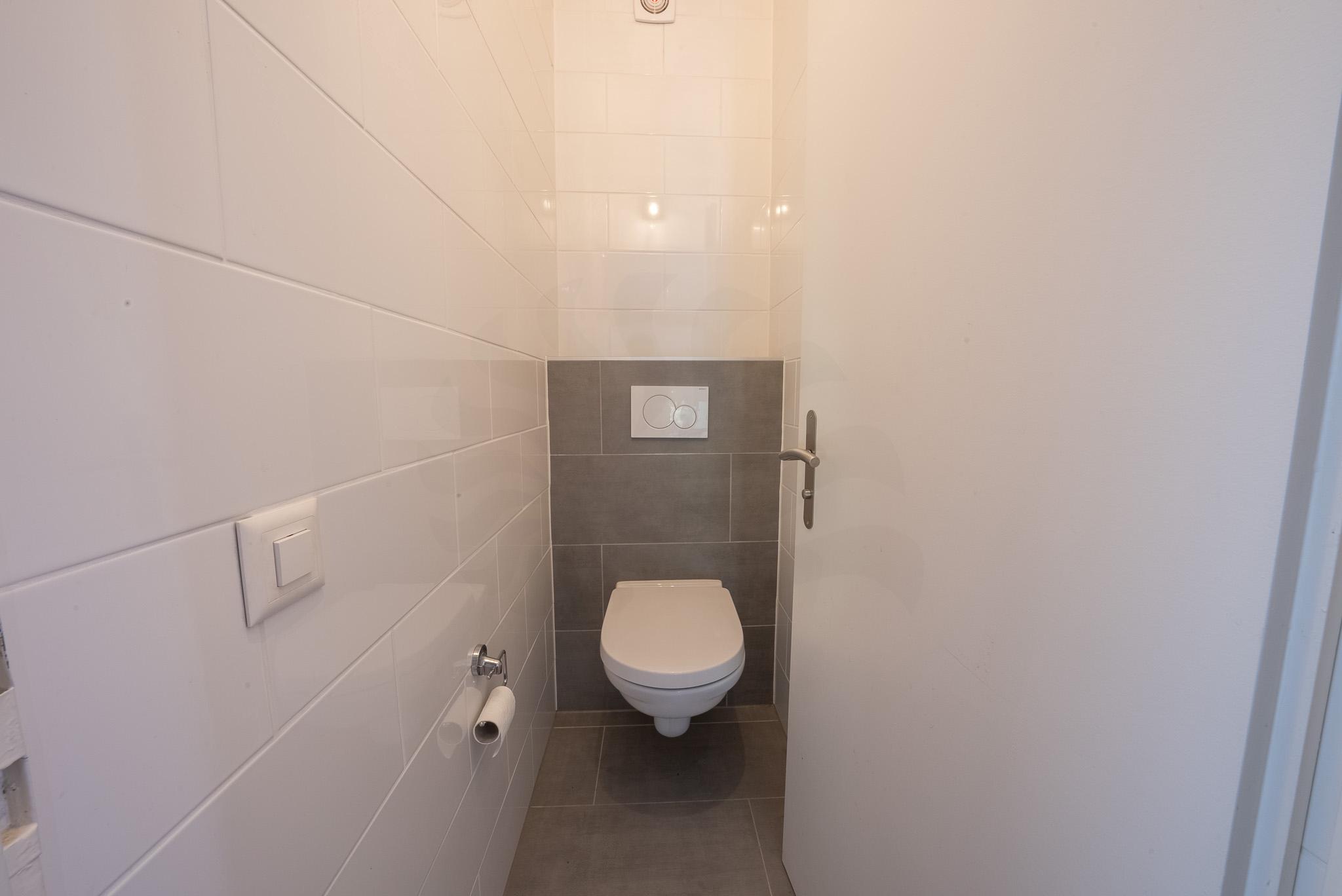 Gäste-WC mit wandhängendem WC