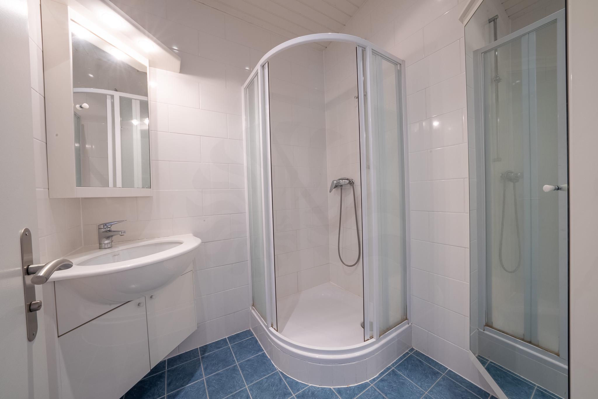 Modernes Badezimmer mit Duschkabine und Waschbecken