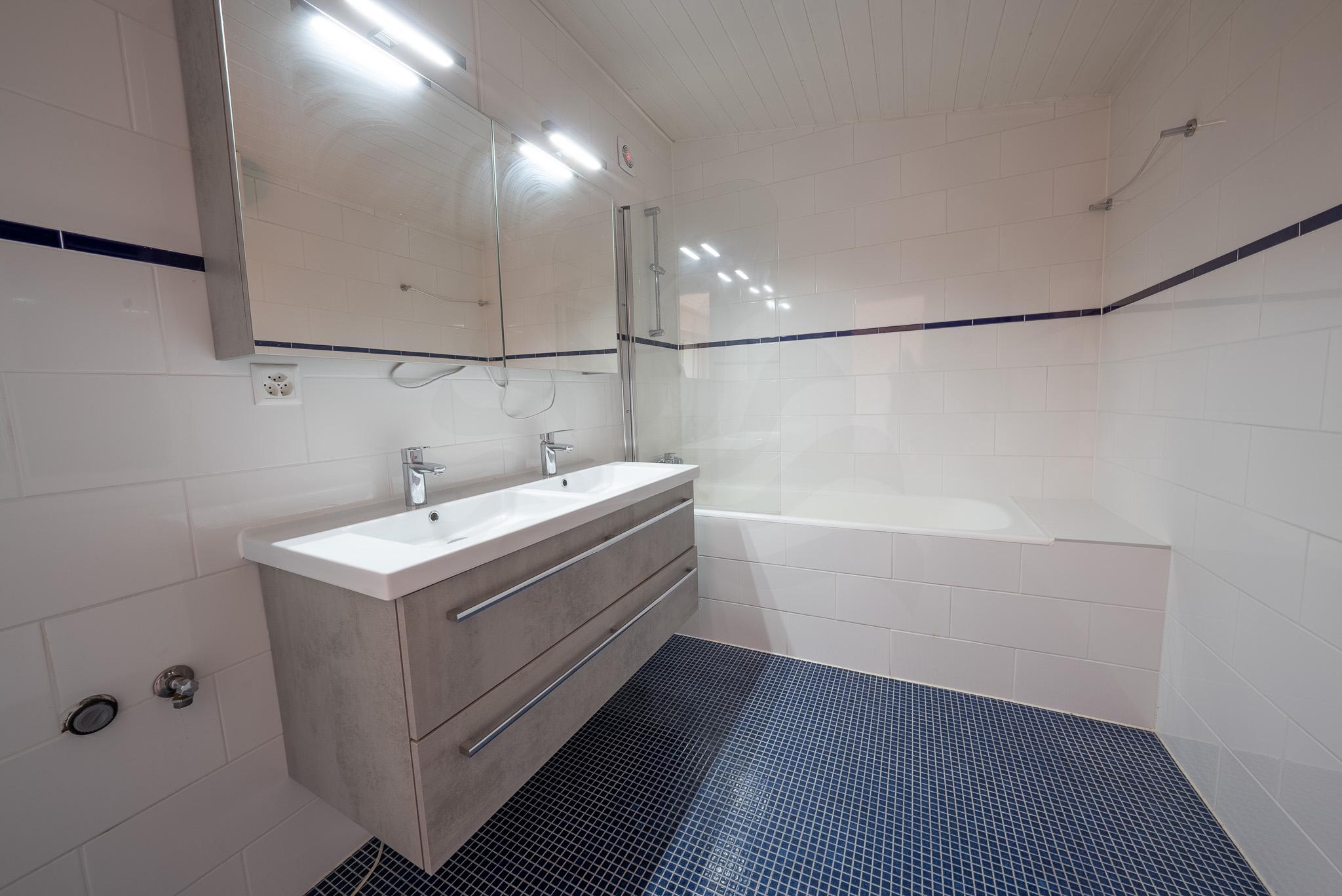 Modernes Badezimmer mit Badewanne und Doppelwaschtisch