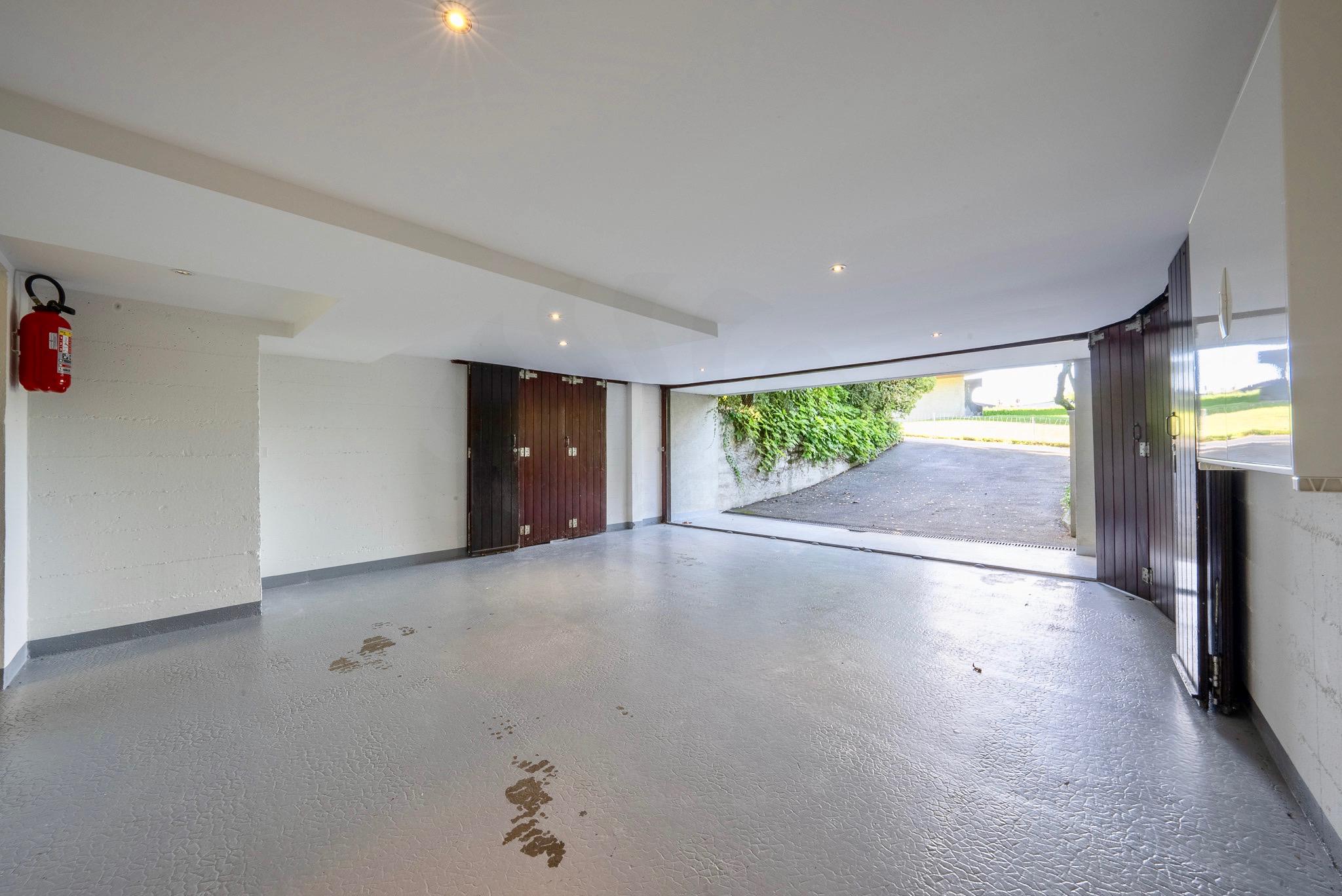 Offene Garage mit Ausfahrt ins Freie