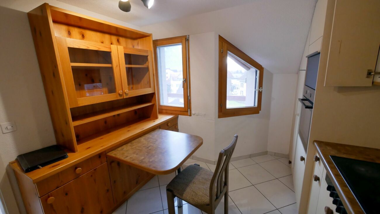 Kleines Arbeitszimmer mit Einbauten