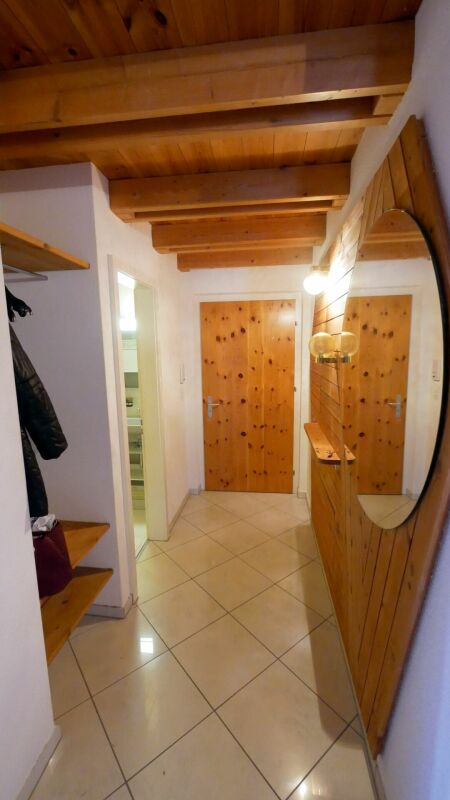 Flur mit Holzdecke und Doppeltüren