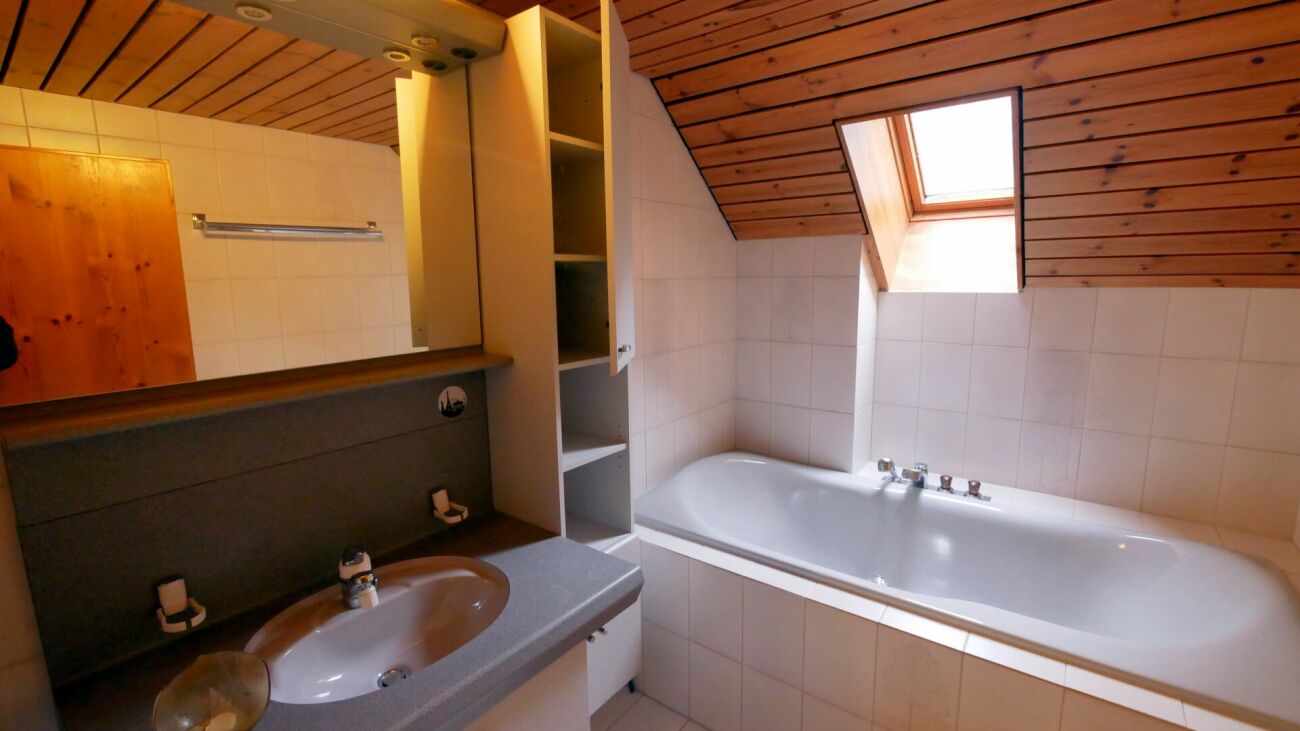 Dachbad mit Badewanne und Waschtisch