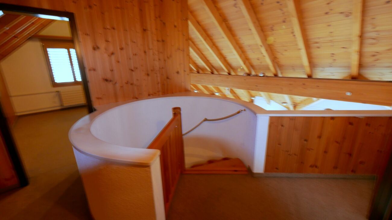 Dachgeschoss mit Holzverkleidung und Treppenabgang