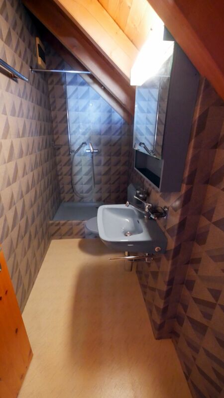 Dachgeschoss-Badezimmer mit Dusche