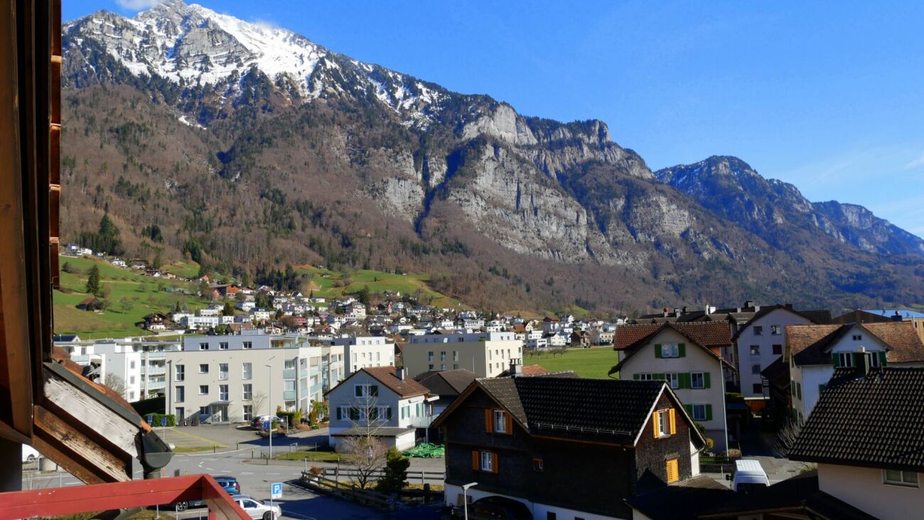 Bergblick über ein alpines Wohngebiet