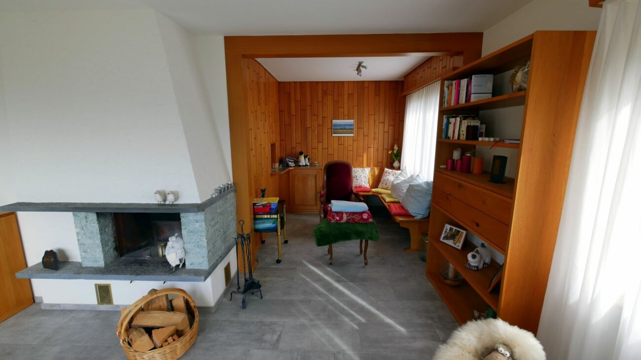 Gemütlicher Wohnbereich mit Kamin und Holzvertäfelung