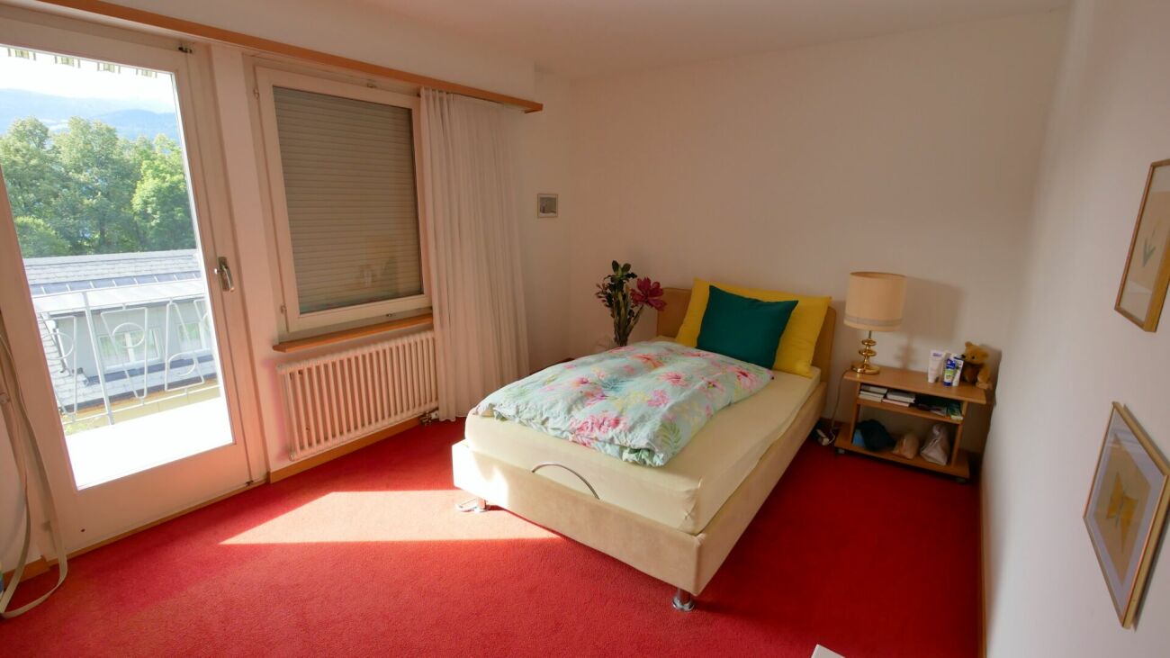 Helles Schlafzimmer mit Balkonblick
