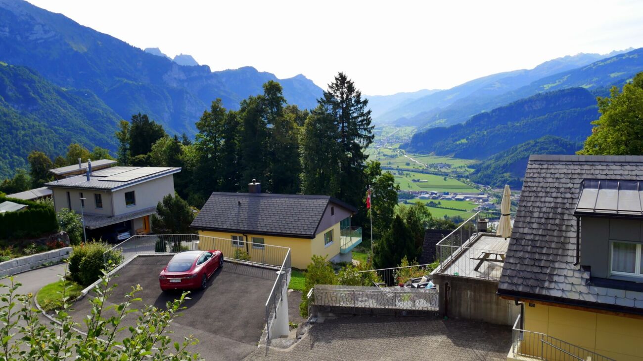 Alpiner Ausblick auf Wohnhäuser und Tal