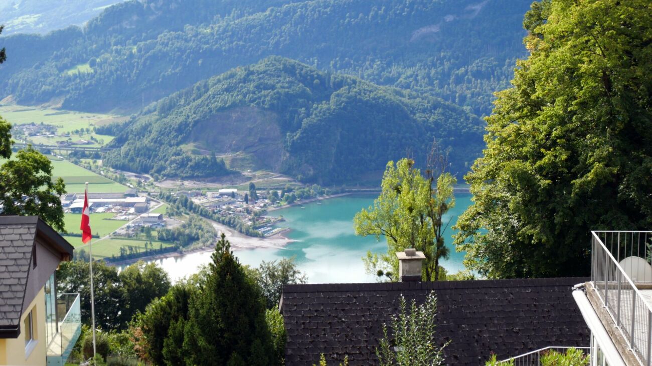 Seen mit Bergpanorama und Häusern