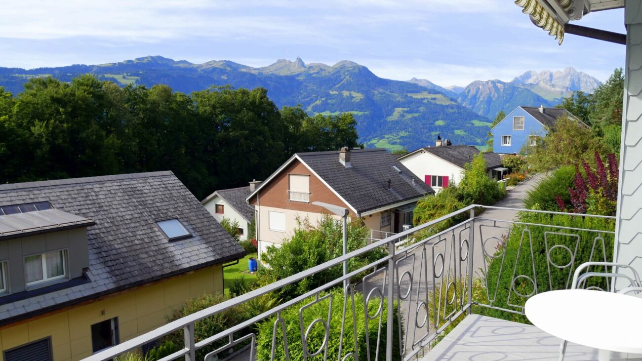 Bergblick von einem Balkon