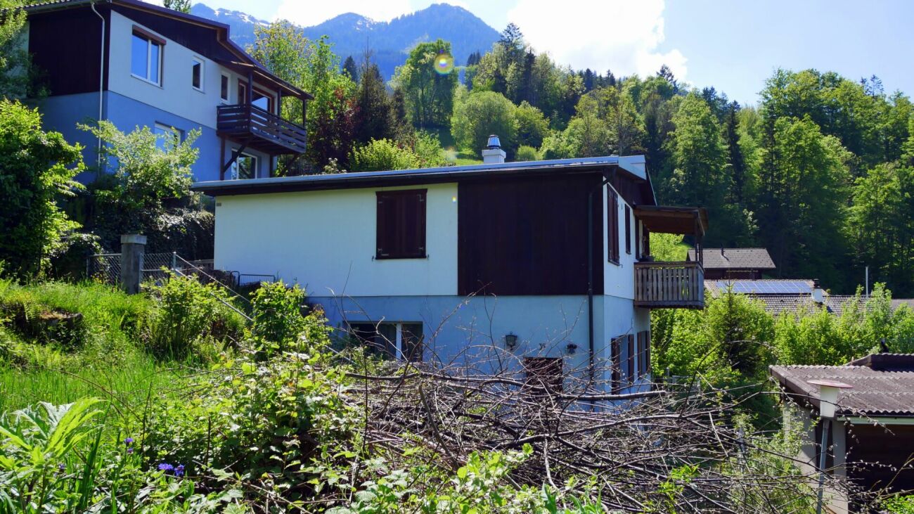 Wohnhaus in Hanglage mit Bergkulisse