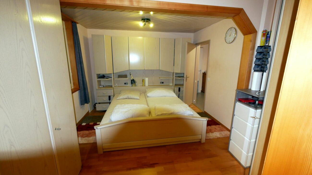 Schlafzimmer mit Einbauschrankwand