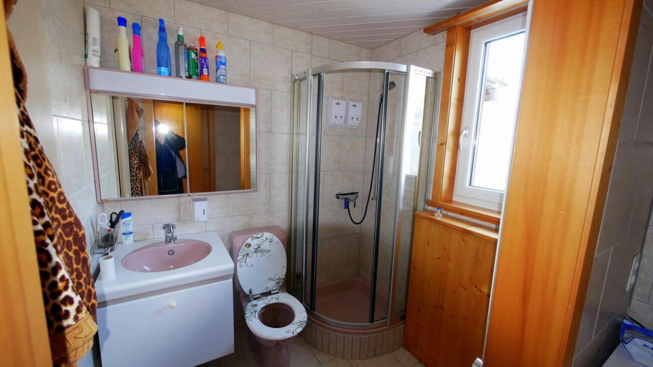Kleines Badezimmer mit Dusche und Fenster