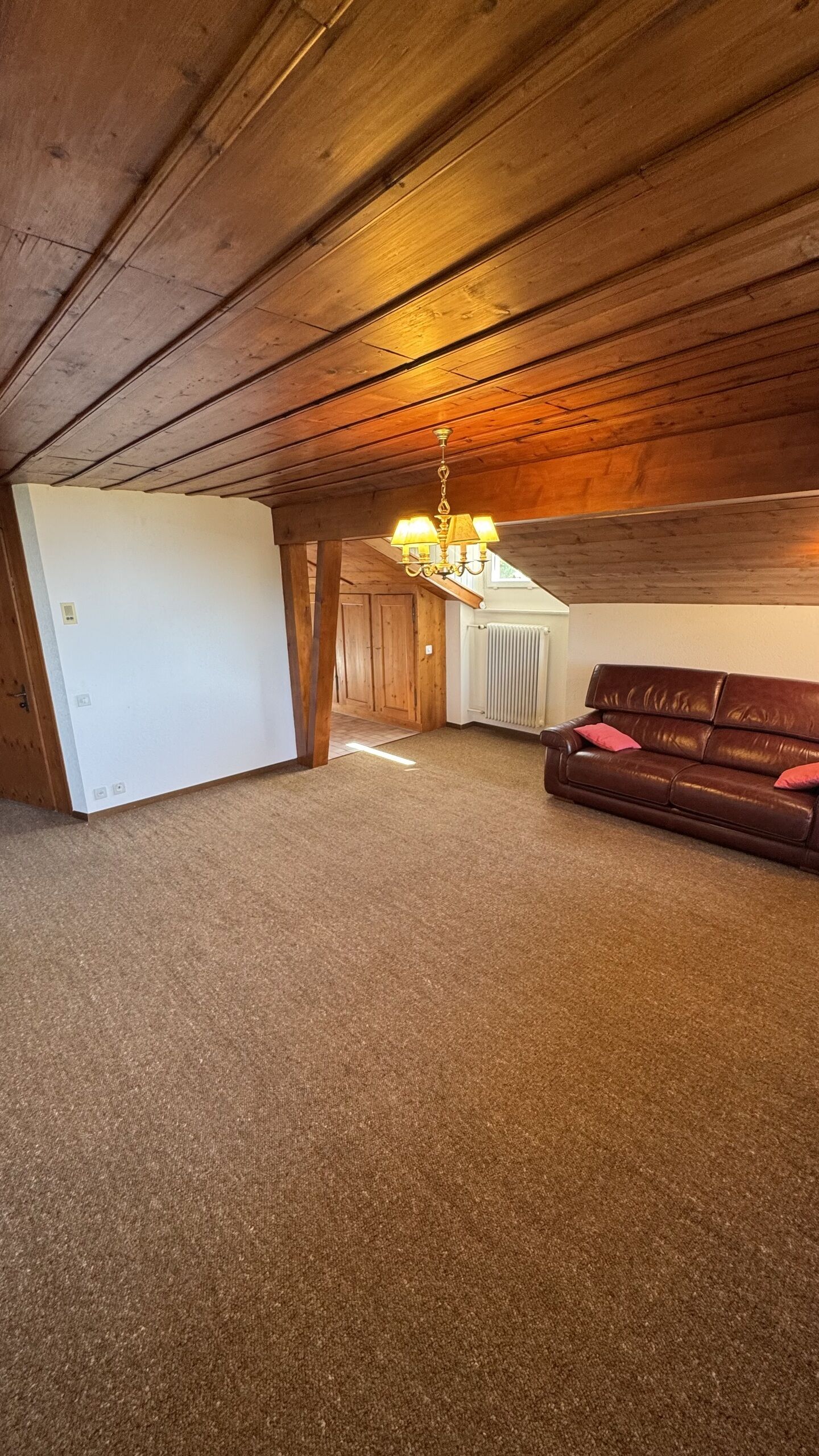 Wohnzimmer mit Dachschräge