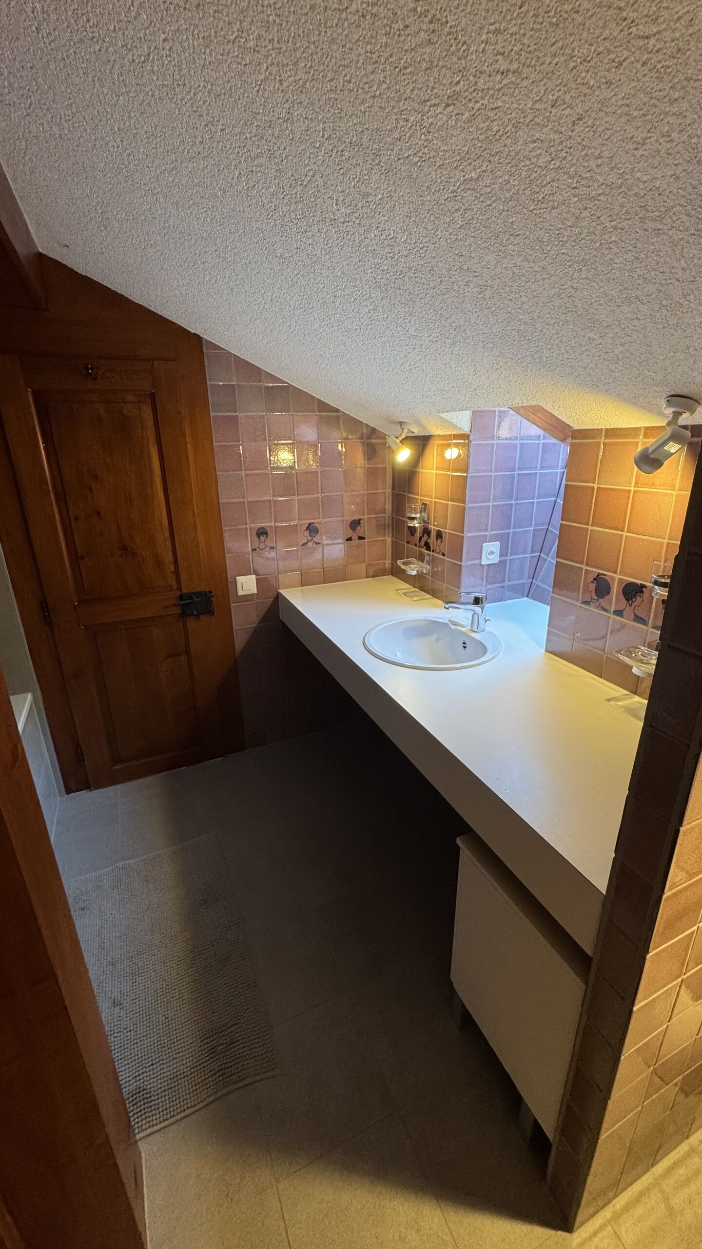 Kleines Dachgeschoss-Bad mit Waschbecken