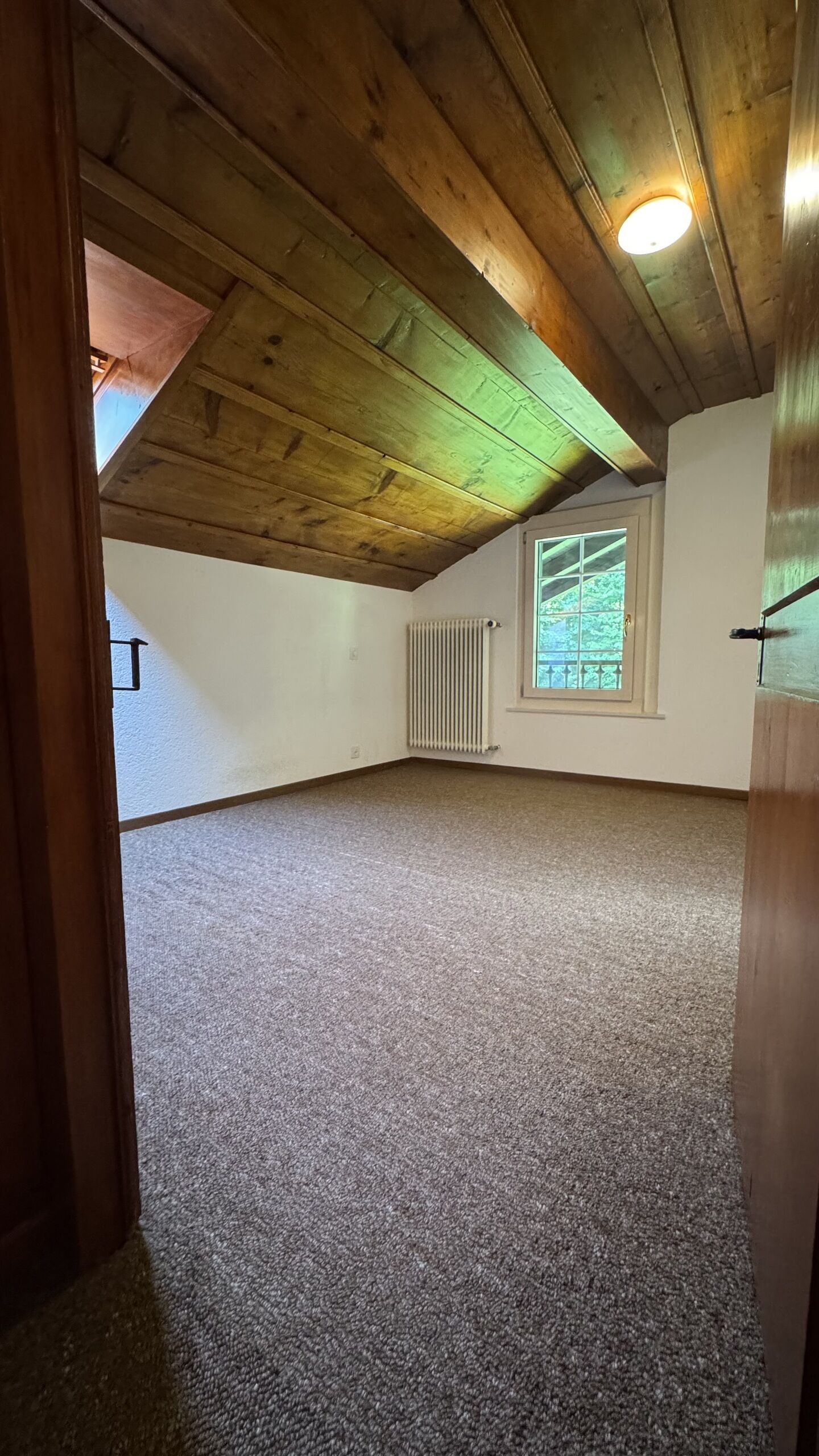 Dachgeschosszimmer mit Holzdecke