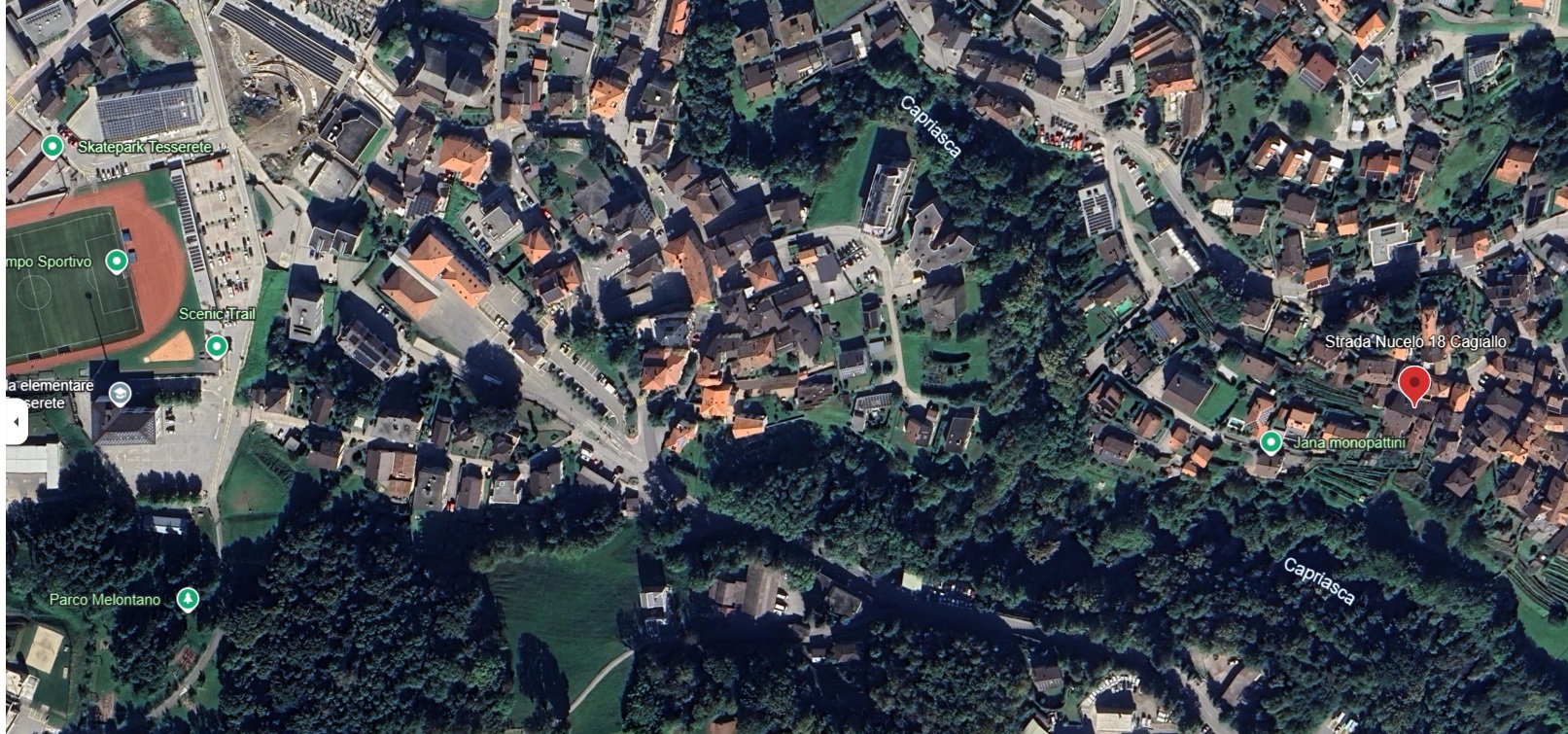 Luftbild eines Wohngebiets am Fluss