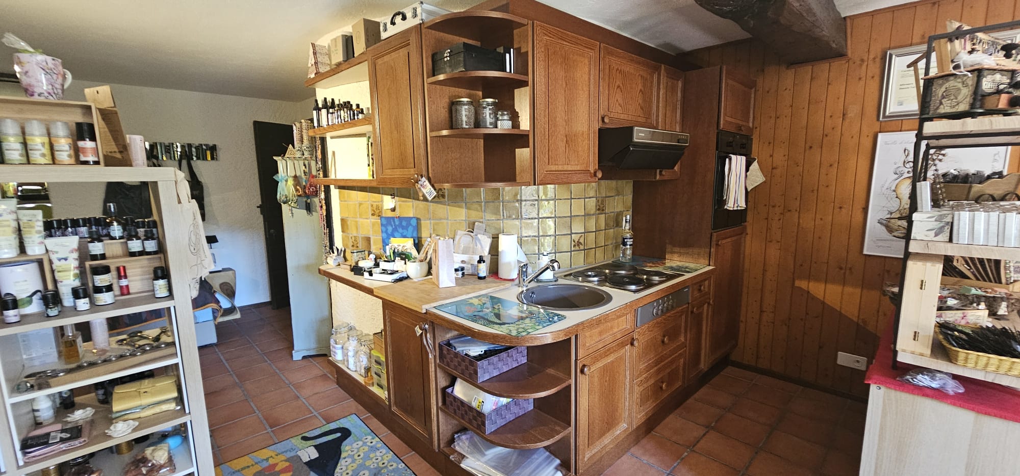 Rustikale Küche mit Holzverkleidung