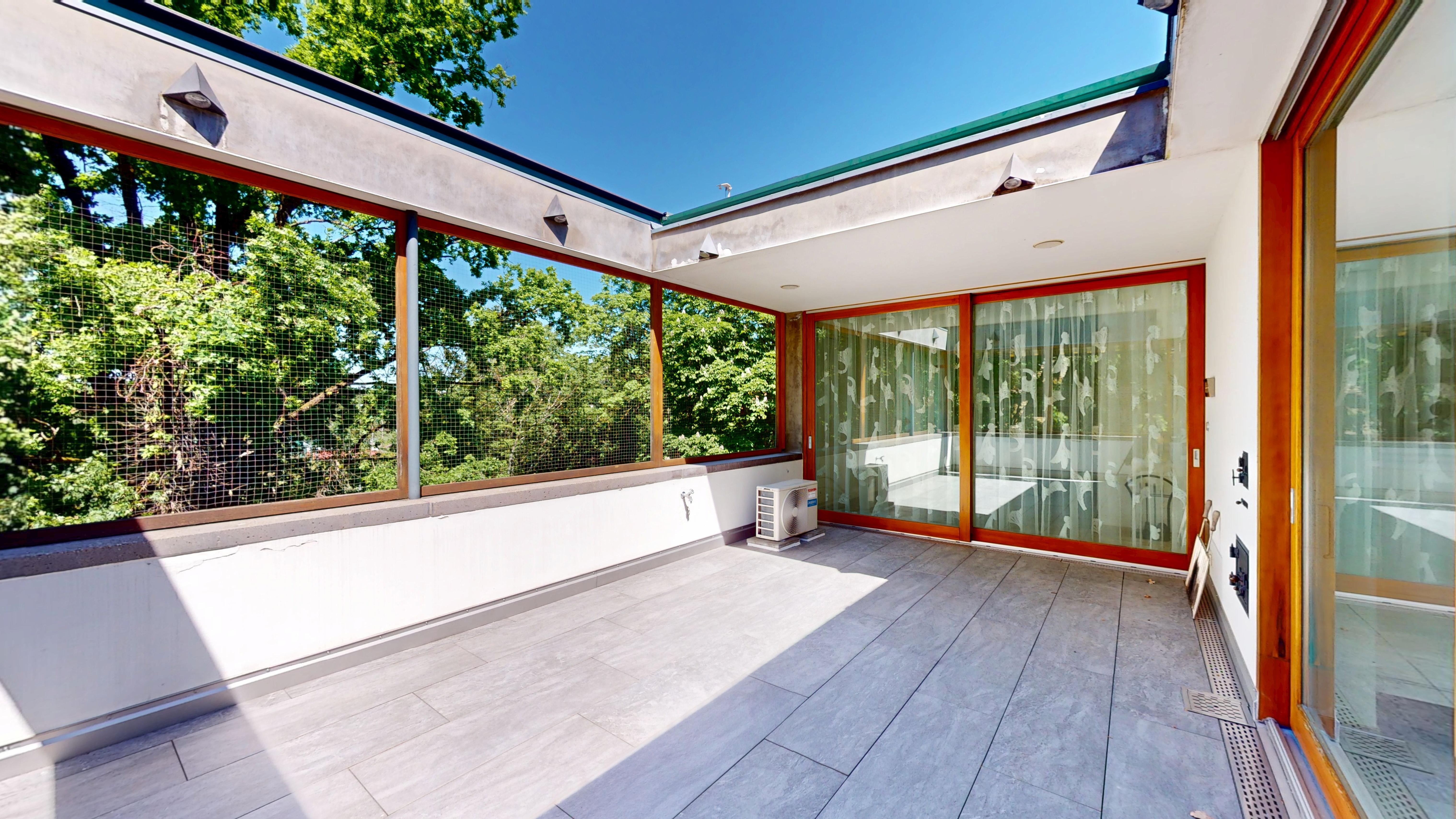 Überdachte Terrasse mit Blick ins Grüne